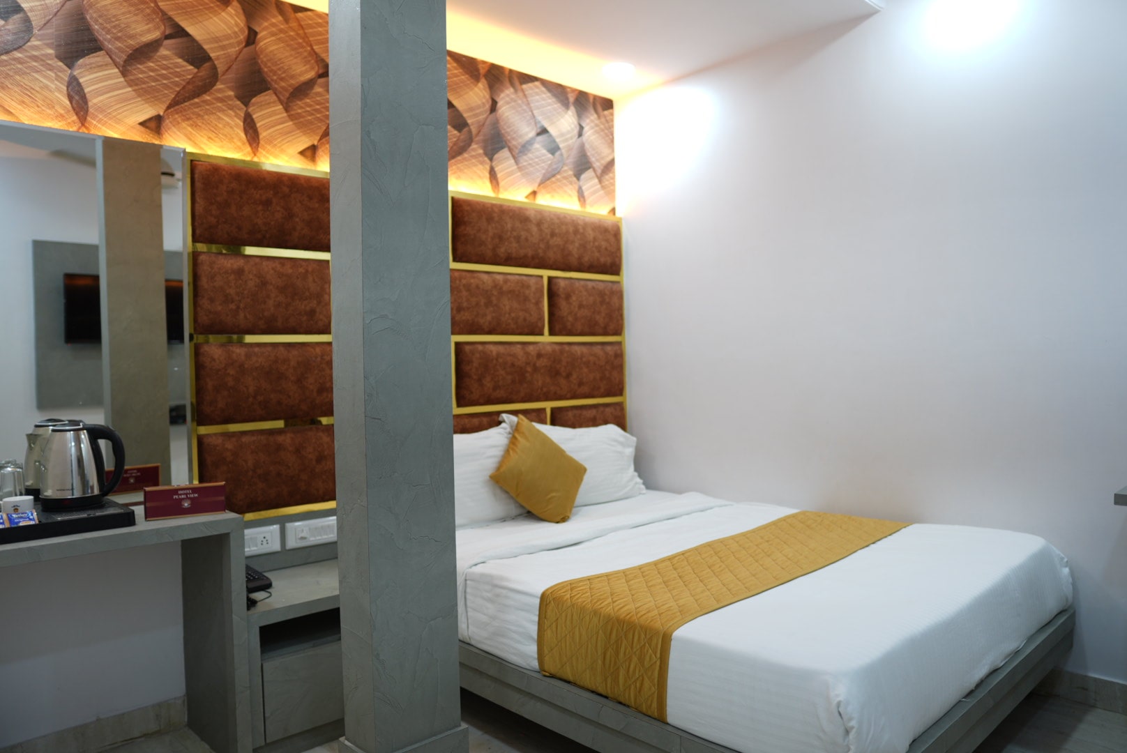 Double Bed Room - Hotel Pearl View near Us consulate BKC Mumbai (10)