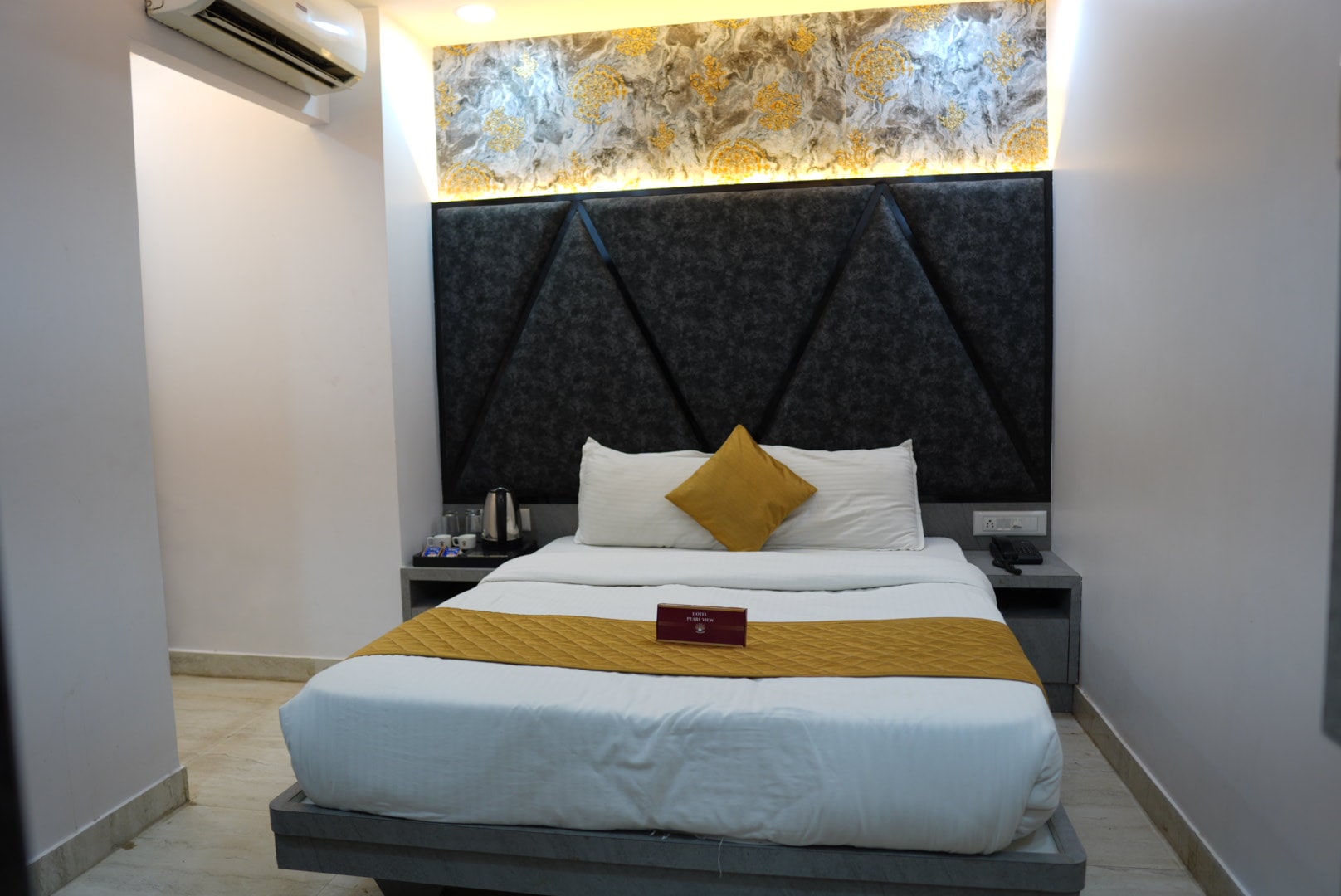 Double Bed Room - Hotel Pearl View near Us consulate BKC Mumbai (11)
