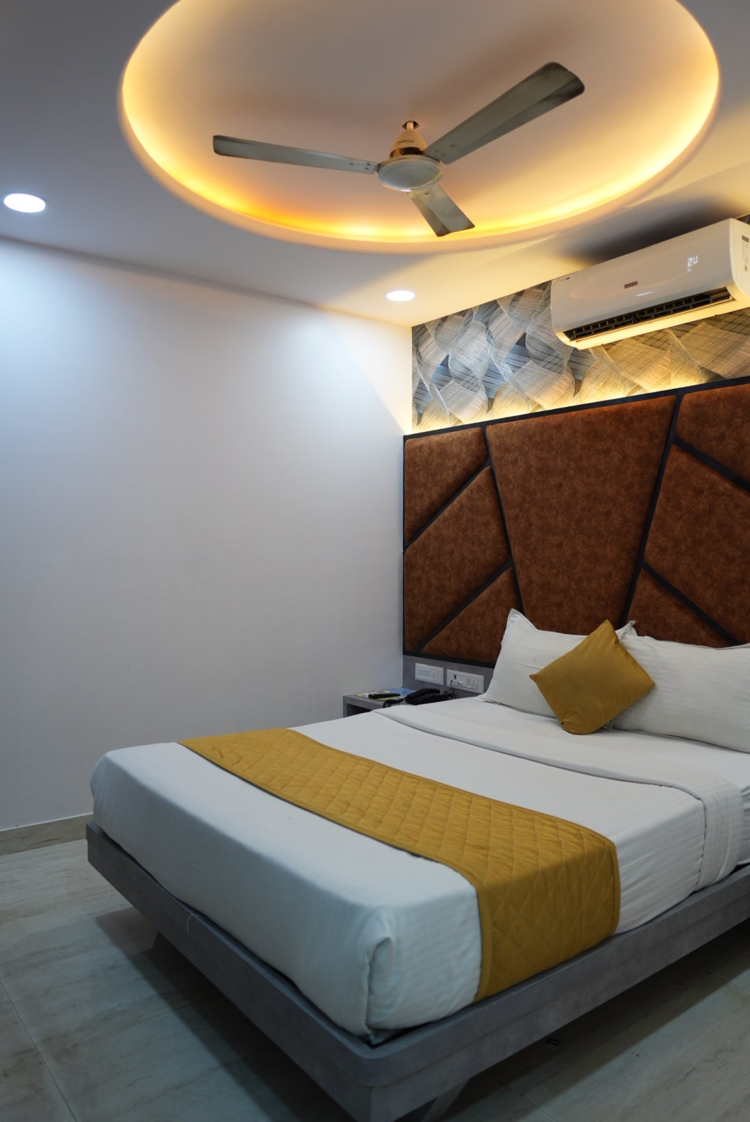 Double Bed Room – Hotel Pearl View near Us consulate BKC Mumbai (13)