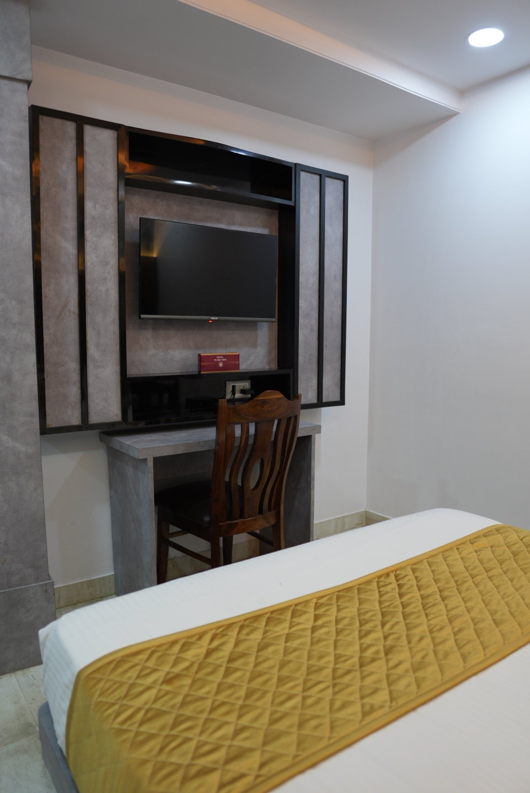 Double Bed Room – Hotel Pearl View near Us consulate BKC Mumbai (14)