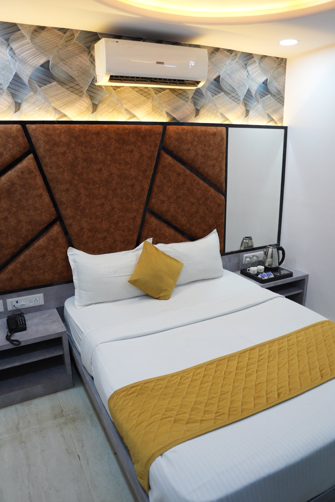 Double Bed Room – Hotel Pearl View near Us consulate BKC Mumbai (15)