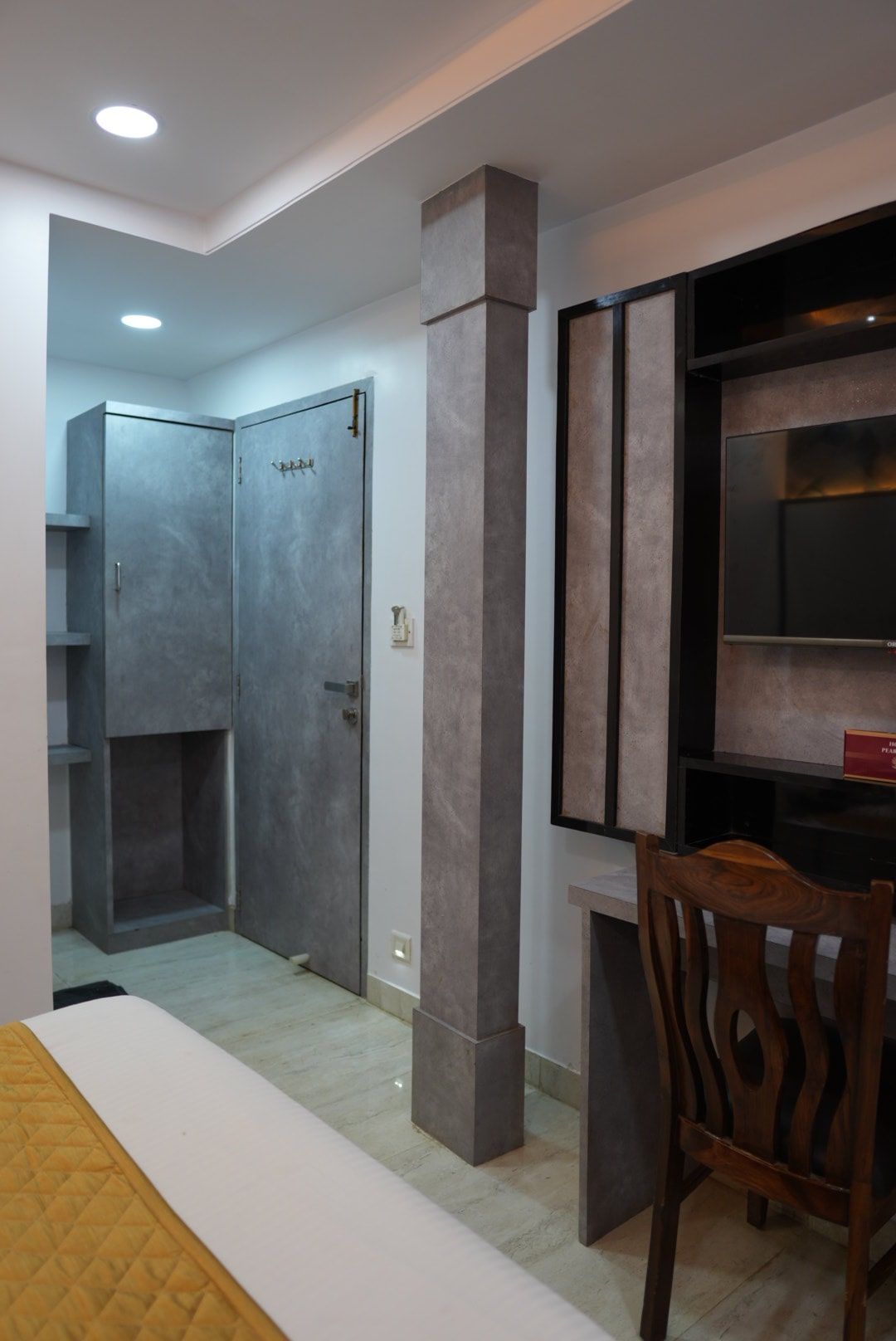 Double Bed Room – Hotel Pearl View near Us consulate BKC Mumbai (16)