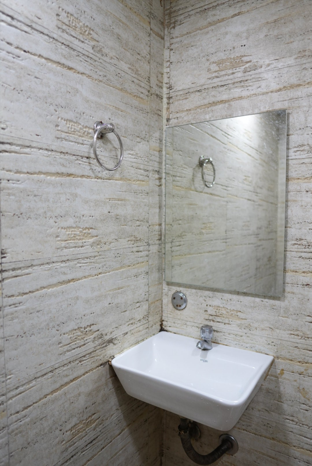 Double Bed Room – Hotel Pearl View near Us consulate BKC Mumbai (18)