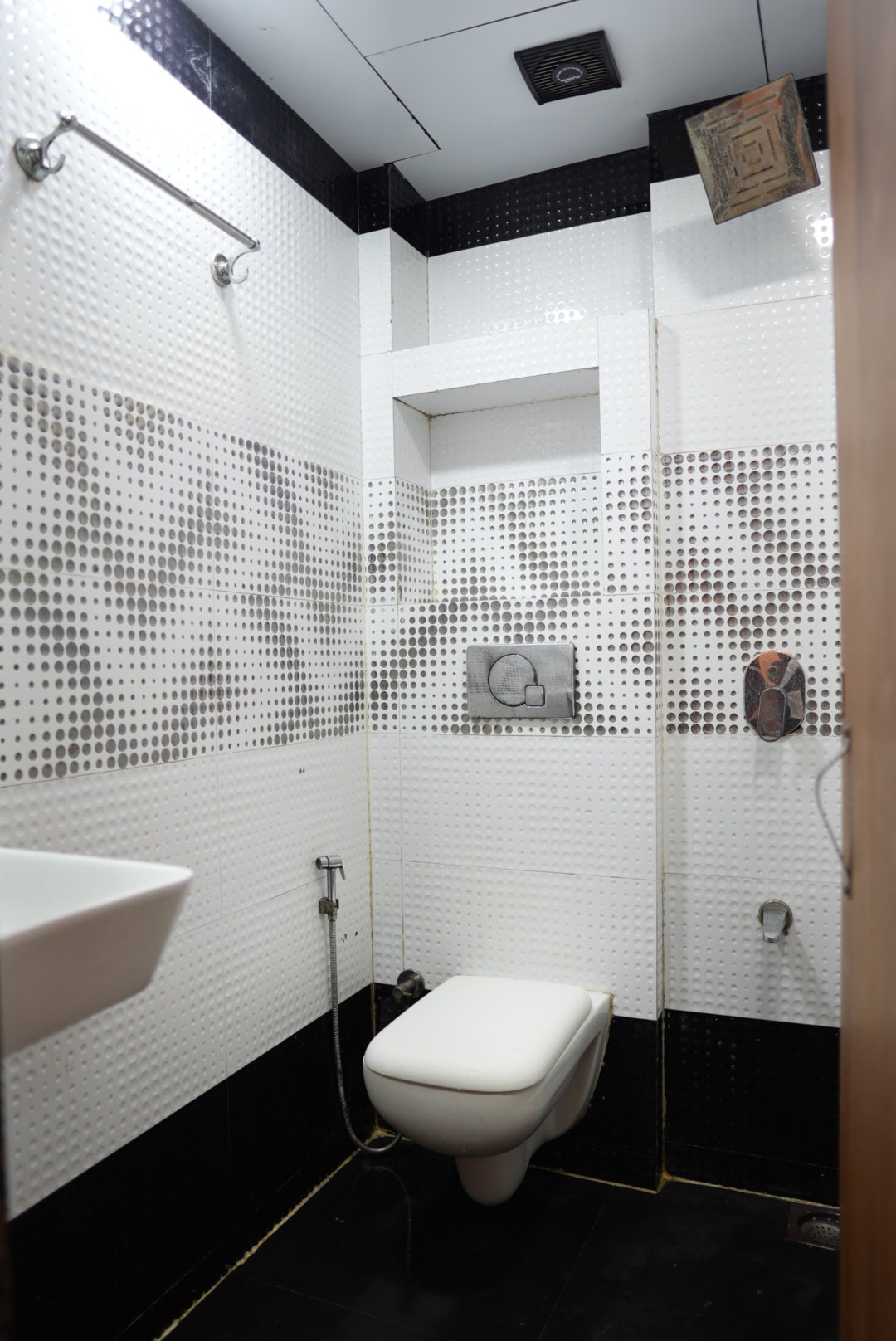 Double Bed Room – Hotel Pearl View near Us consulate BKC Mumbai (5)
