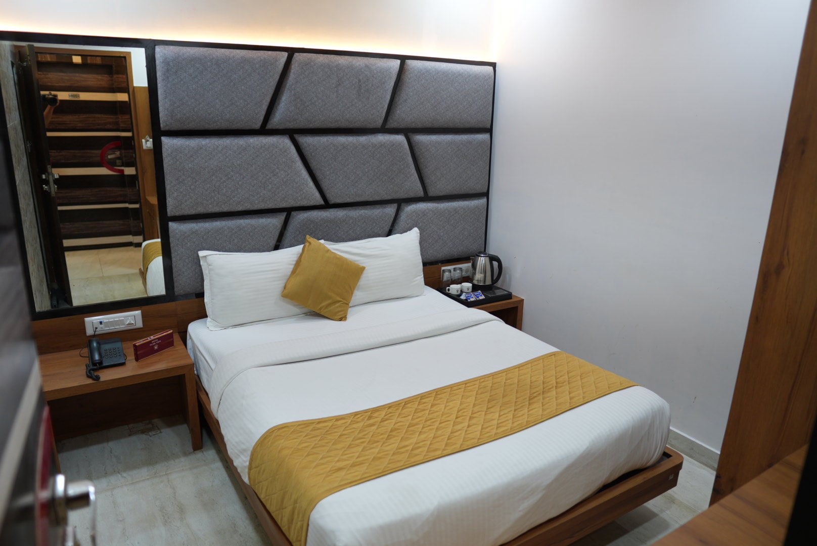 Double Bed Room - Hotel Pearl View near Us consulate BKC Mumbai (7)