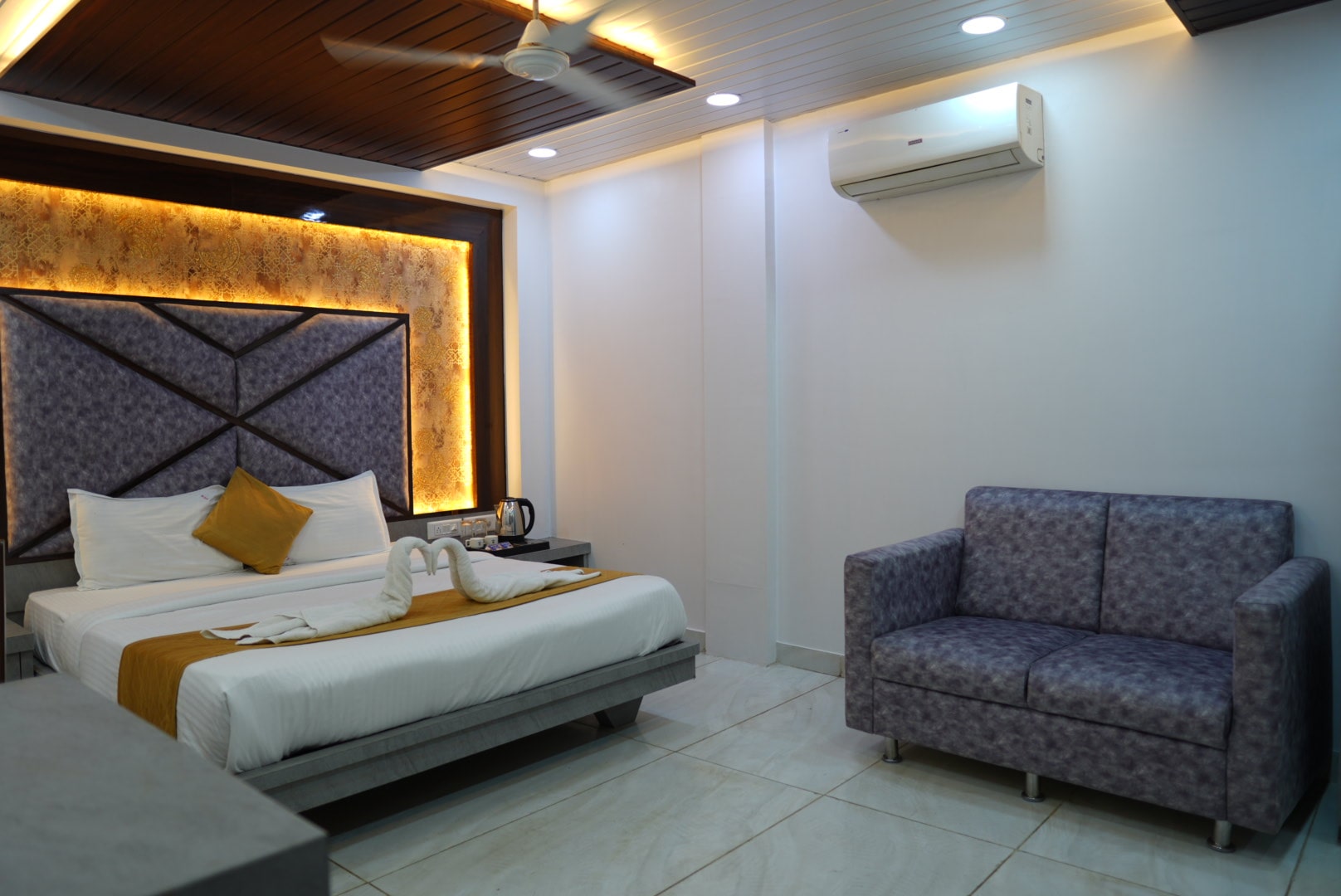 Premium Deluxe Double Room - Hotel Pearl View near Us consulate BKC Mumbai (1)