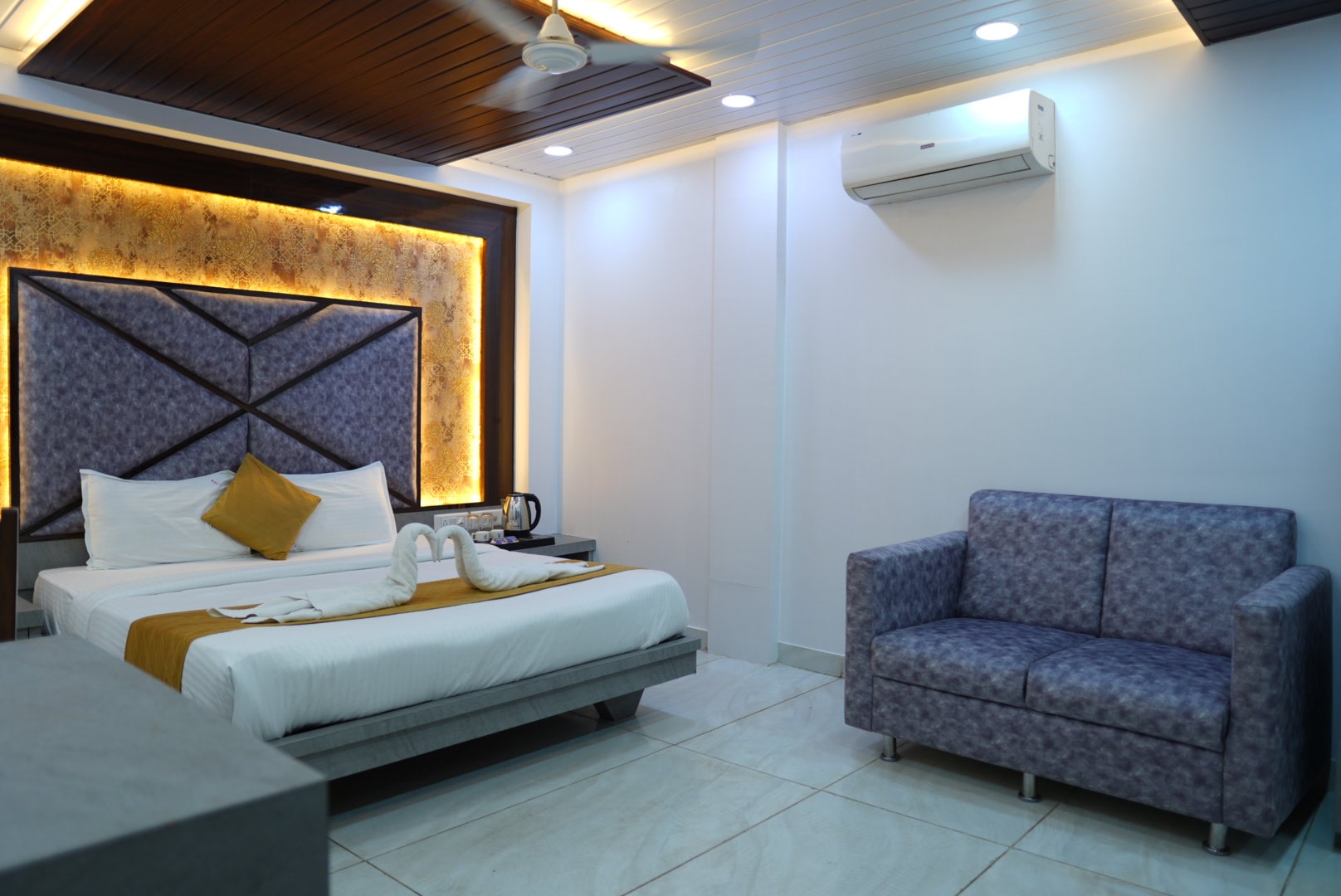 Premium Deluxe Double Room - Hotel Pearl View near Us consulate BKC Mumbai (2)