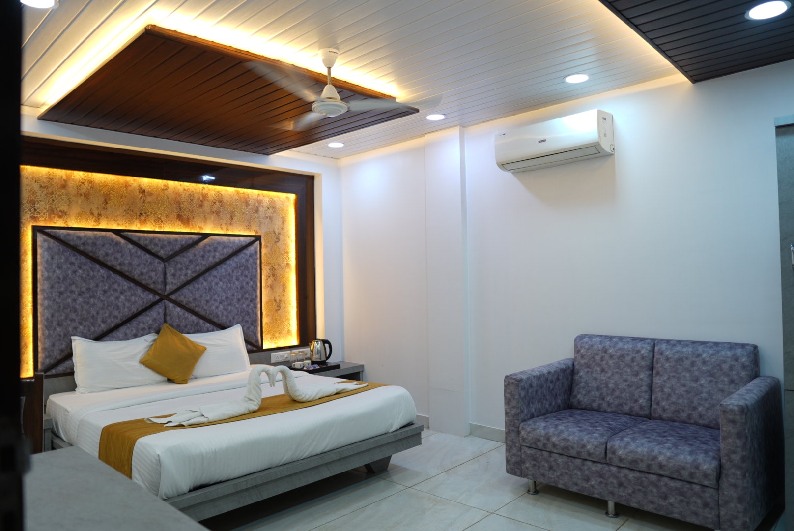 Premium Deluxe Double Room - Hotel Pearl View near Us consulate BKC Mumbai (3)