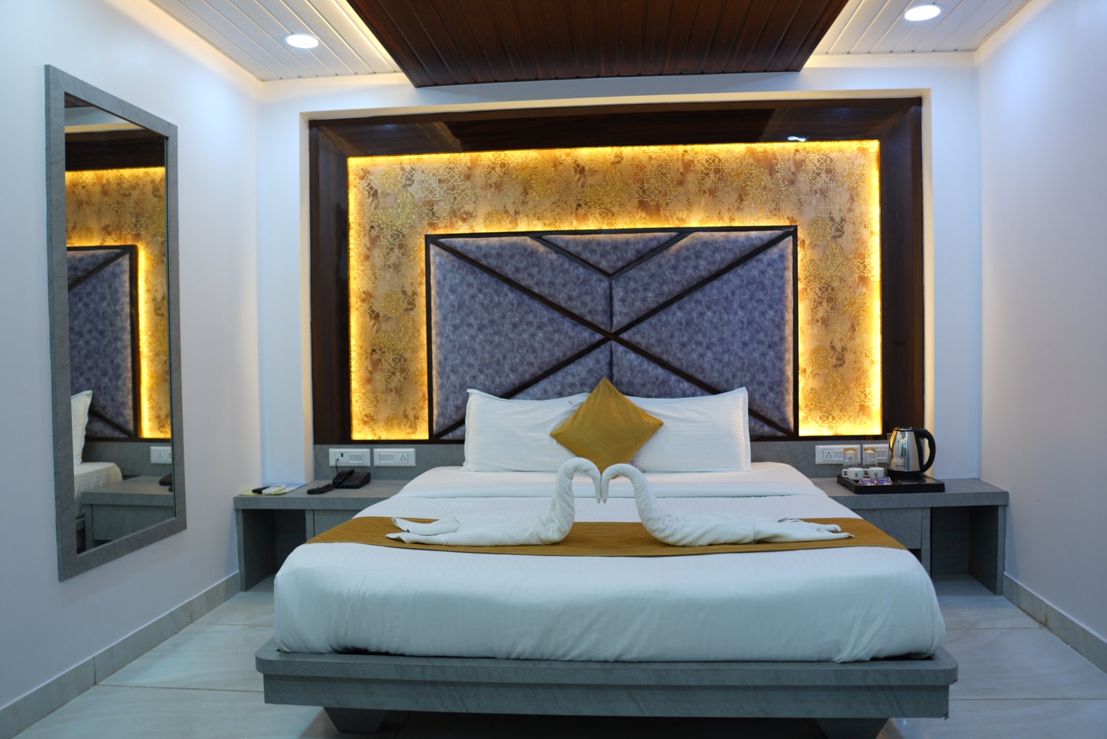 Premium Deluxe Double Room - Hotel Pearl View near Us consulate BKC Mumbai (4)