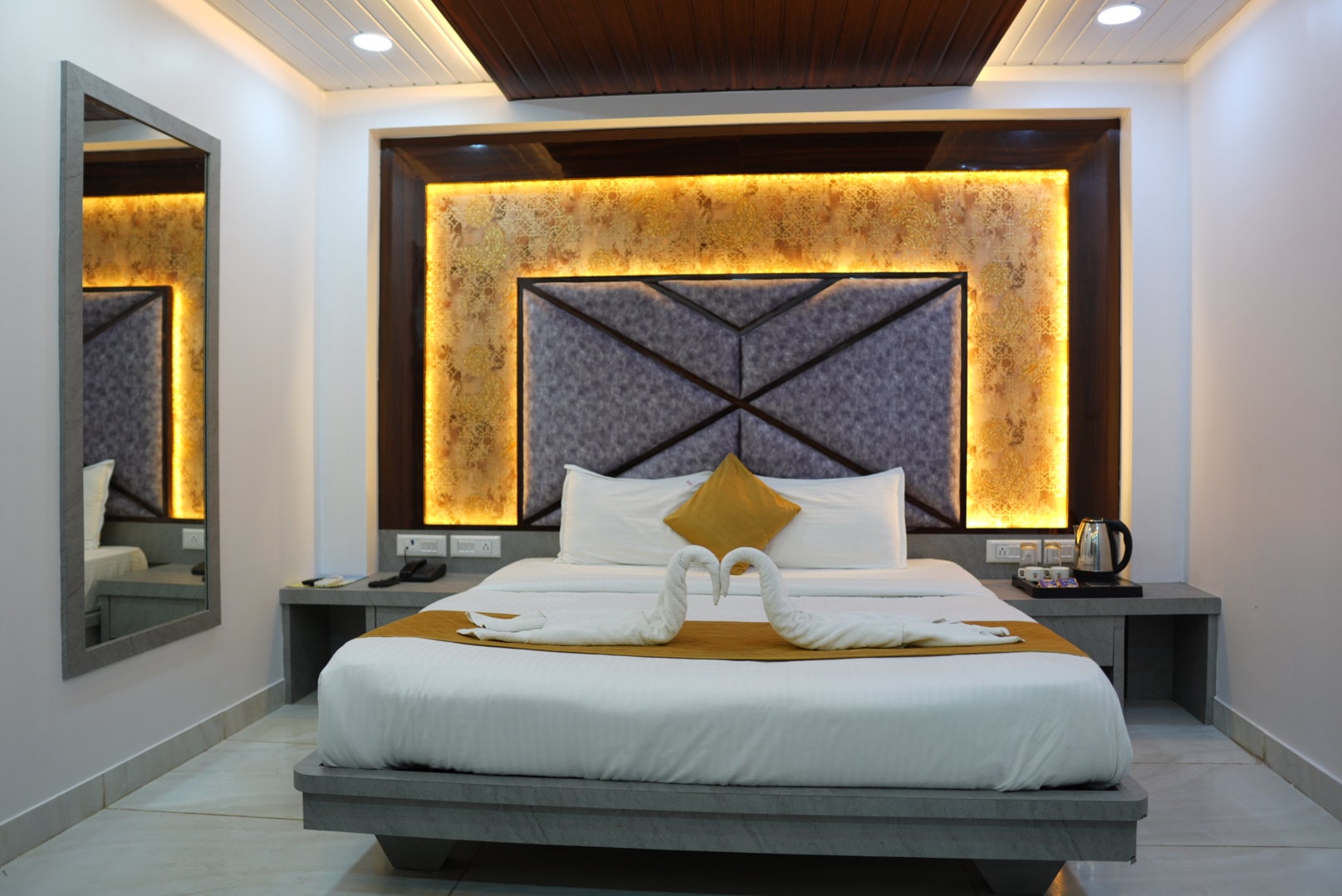 Premium Deluxe Double Room - Hotel Pearl View near Us consulate BKC Mumbai (5)