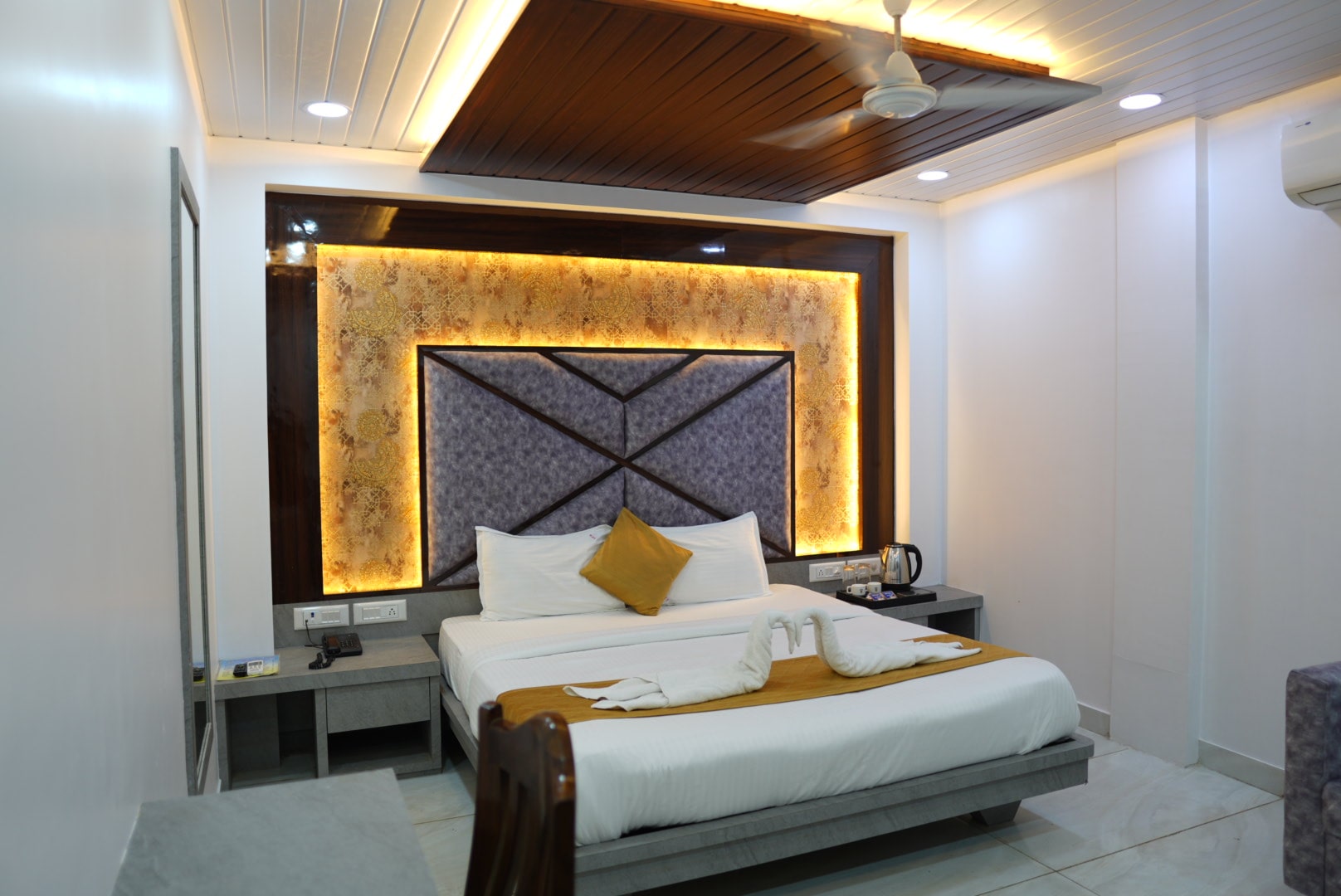 Premium Deluxe Double Room - Hotel Pearl View near Us consulate BKC Mumbai (6)