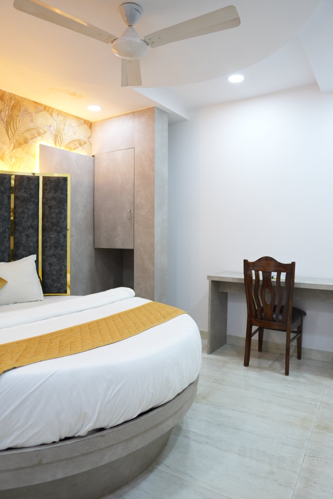 Premium Suit Room Hotel Pearl View near Us consulate BKC Mumbai (11)