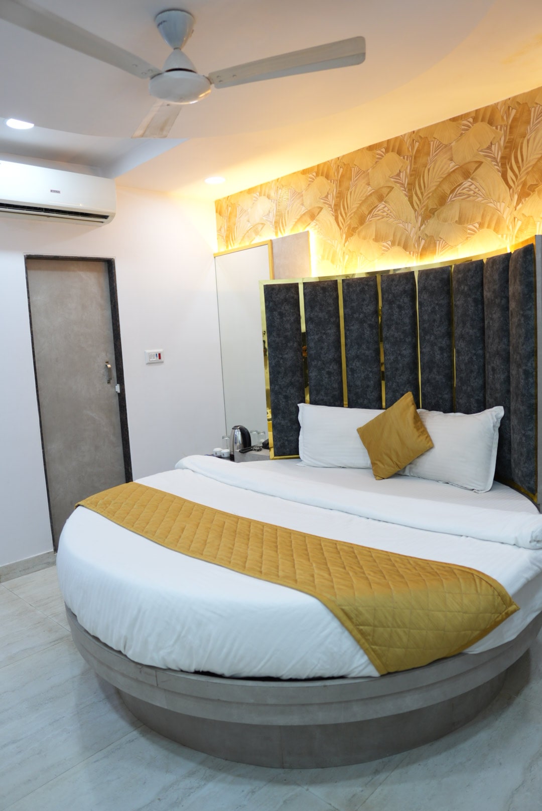 Premium Suit Room Hotel Pearl View near Us consulate BKC Mumbai (12)