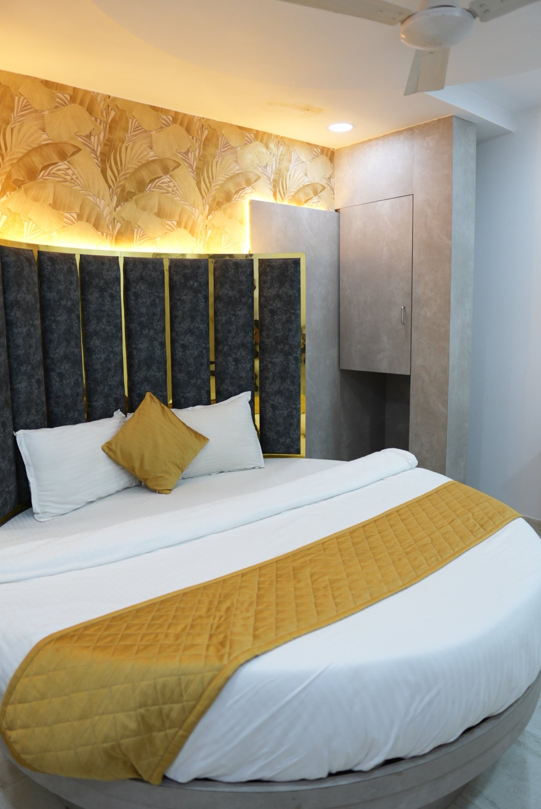 Premium Suit Room Hotel Pearl View near Us consulate BKC Mumbai (13)