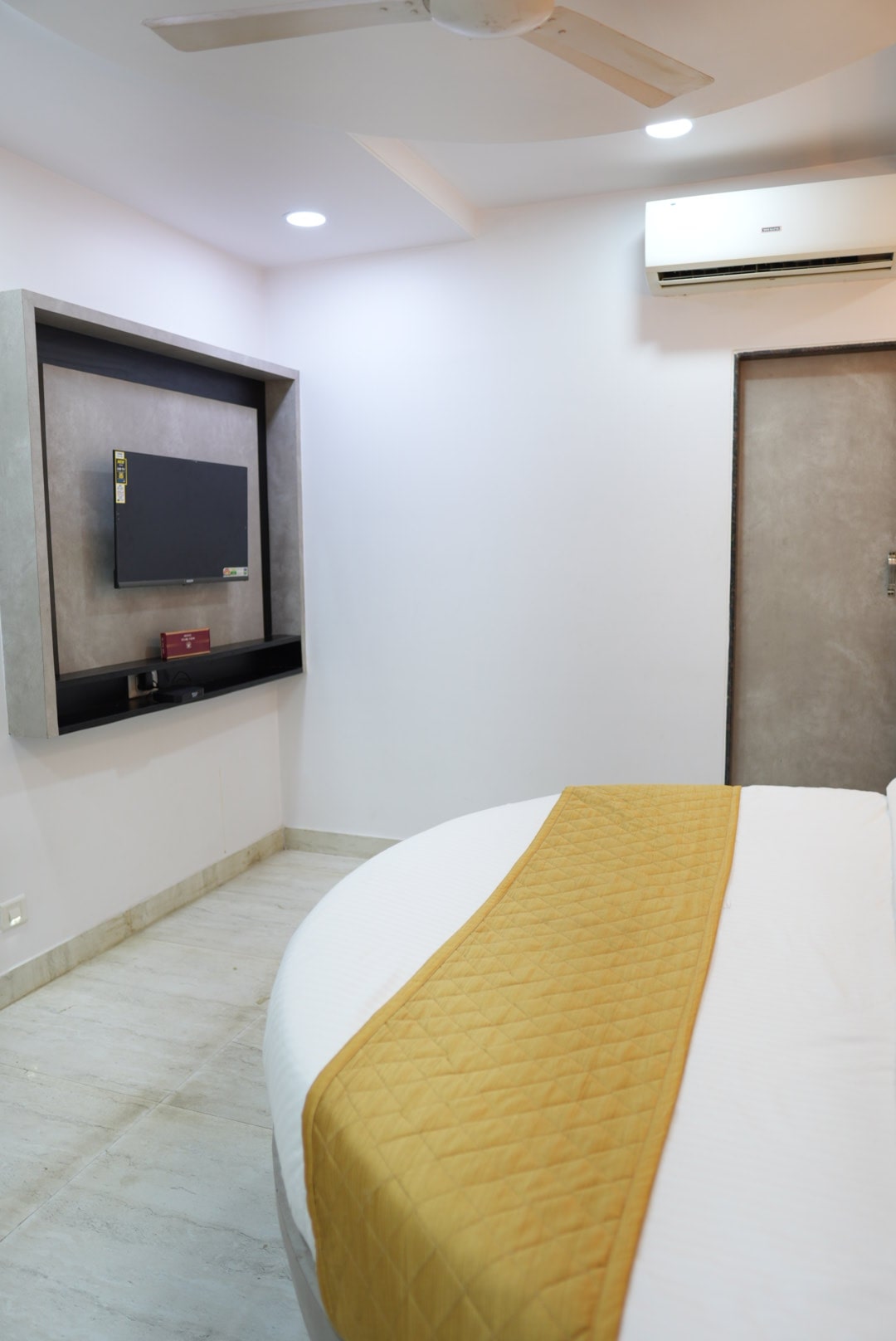 Premium Suit Room Hotel Pearl View near Us consulate BKC Mumbai (14)
