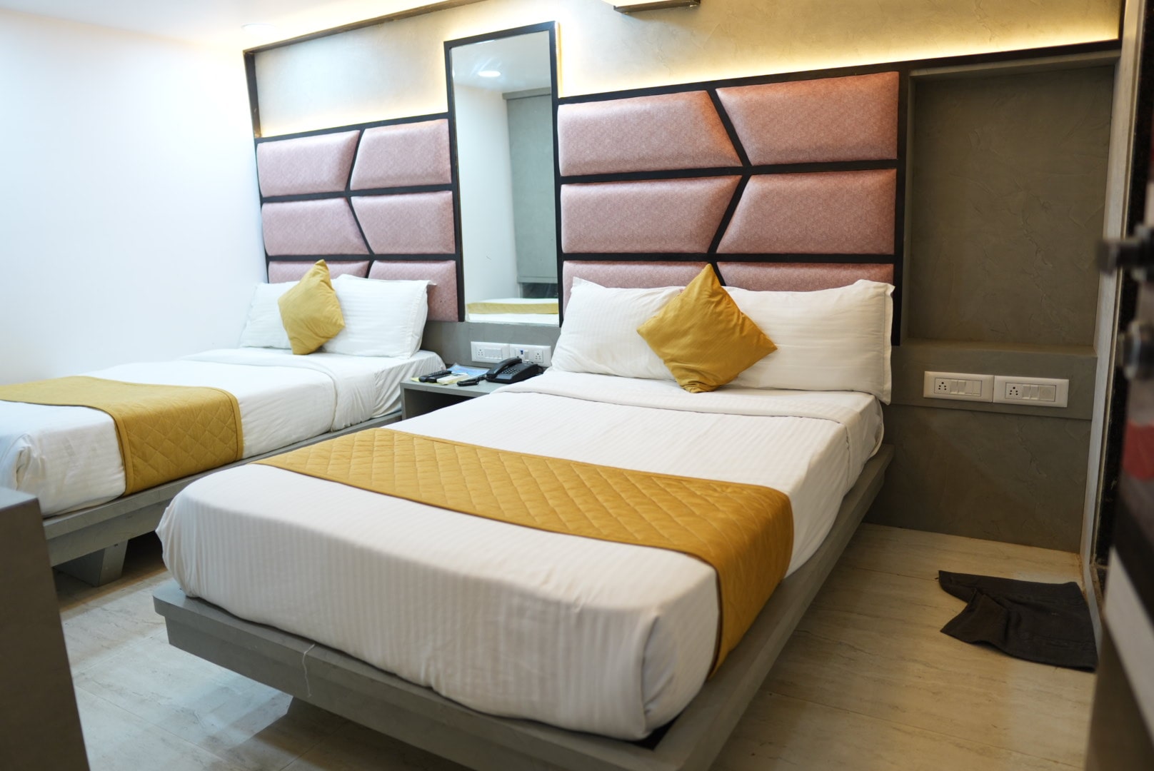 Quadruple Bed Room – Hotel Pearl View near Us consulate BKC Mumbai (1)