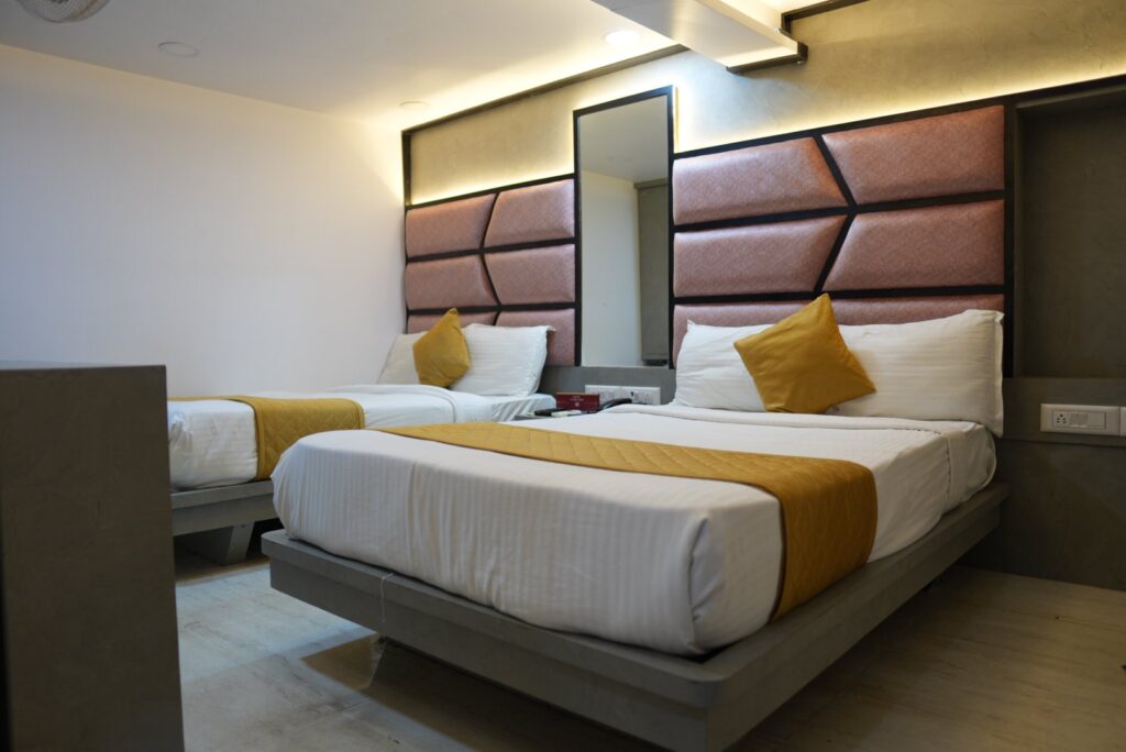 Quadruple Bed Room - Hotel Pearl View near Us consulate BKC Mumbai