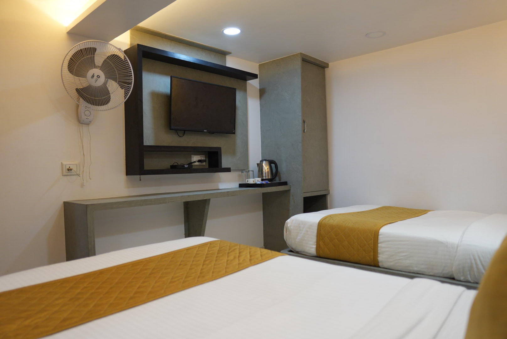 Quadruple Bed Room – Hotel Pearl View near Us consulate BKC Mumbai (3)