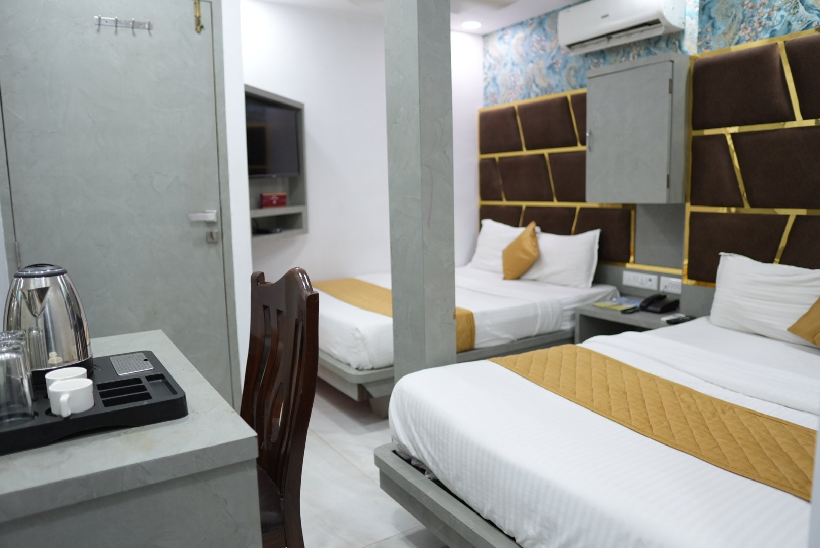 Quadruple Bed Room – Hotel Pearl View near Us consulate BKC Mumbai (4)