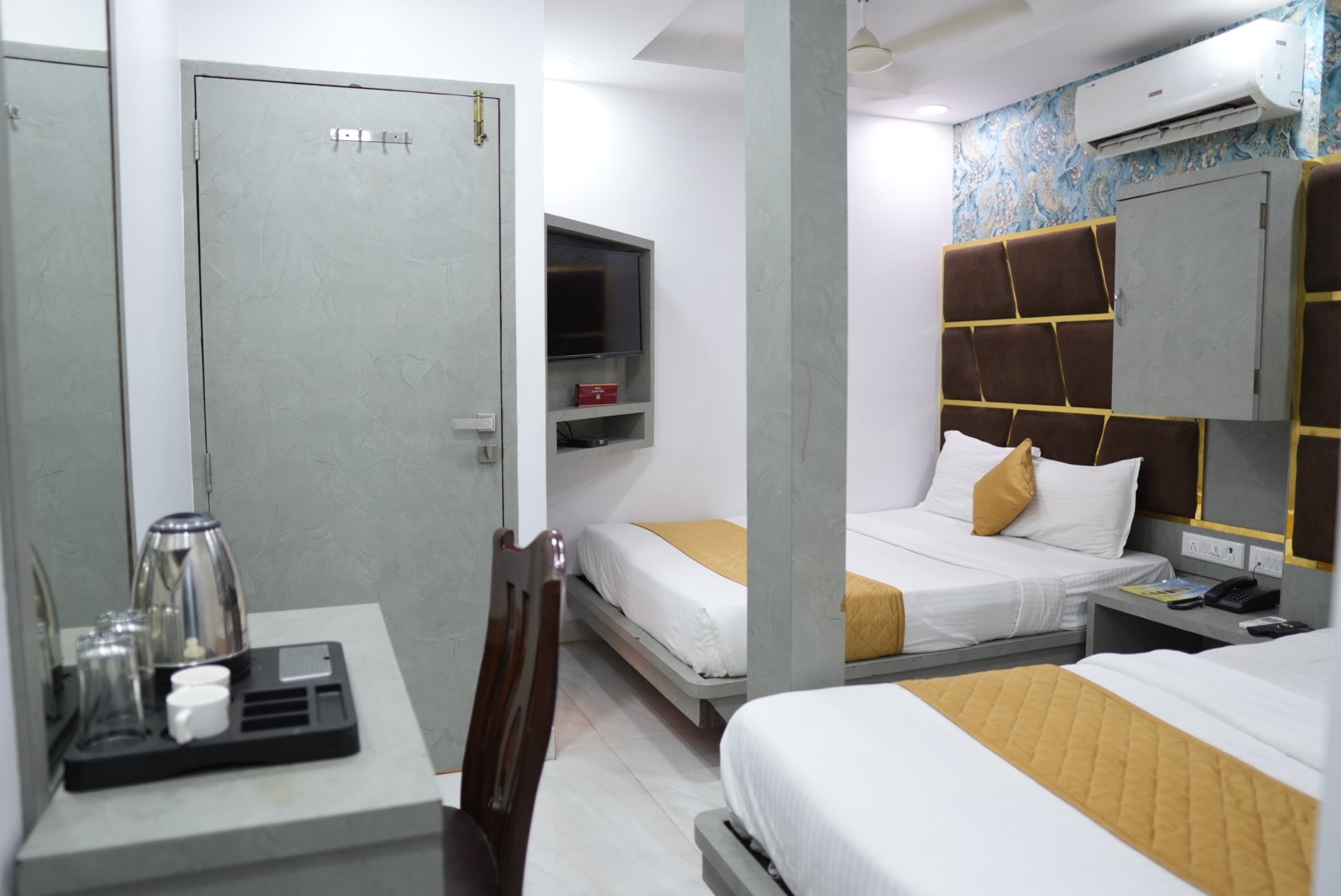Quadruple Bed Room – Hotel Pearl View near Us consulate BKC Mumbai (5)