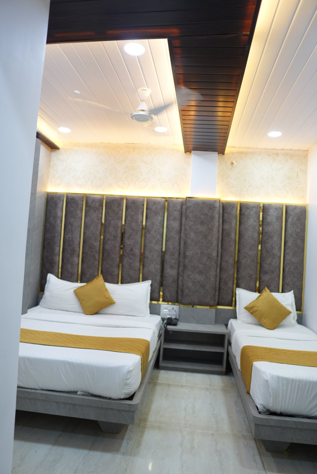 Triple Bed Room – Hotel Pearl View near Us consulate BKC Mumbai (1)