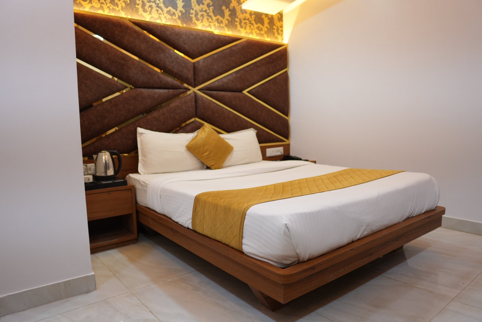 Triple Bed Room – Hotel Pearl View near Us consulate BKC Mumbai (10)