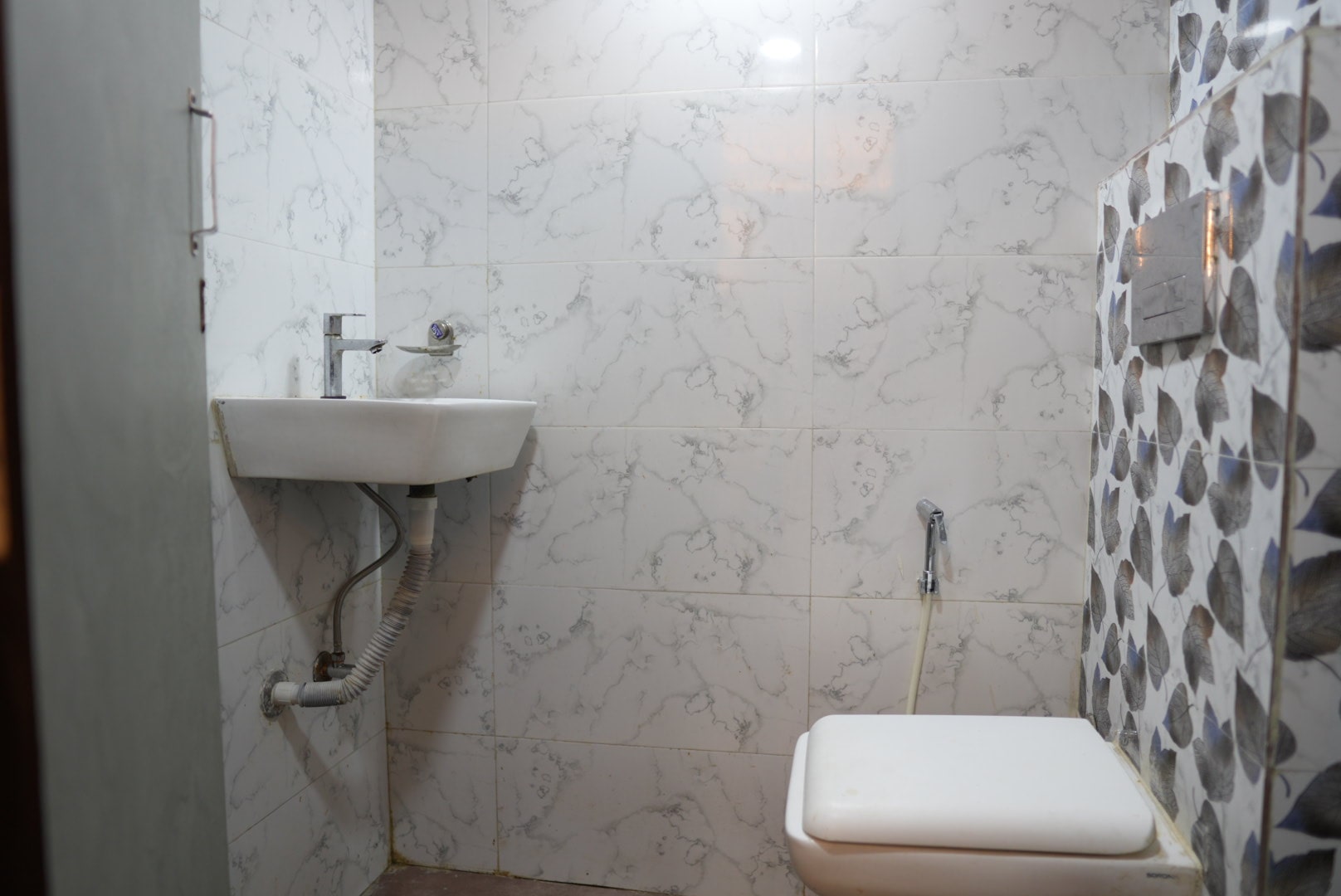 Triple Bed Room – Hotel Pearl View near Us consulate BKC Mumbai (11)
