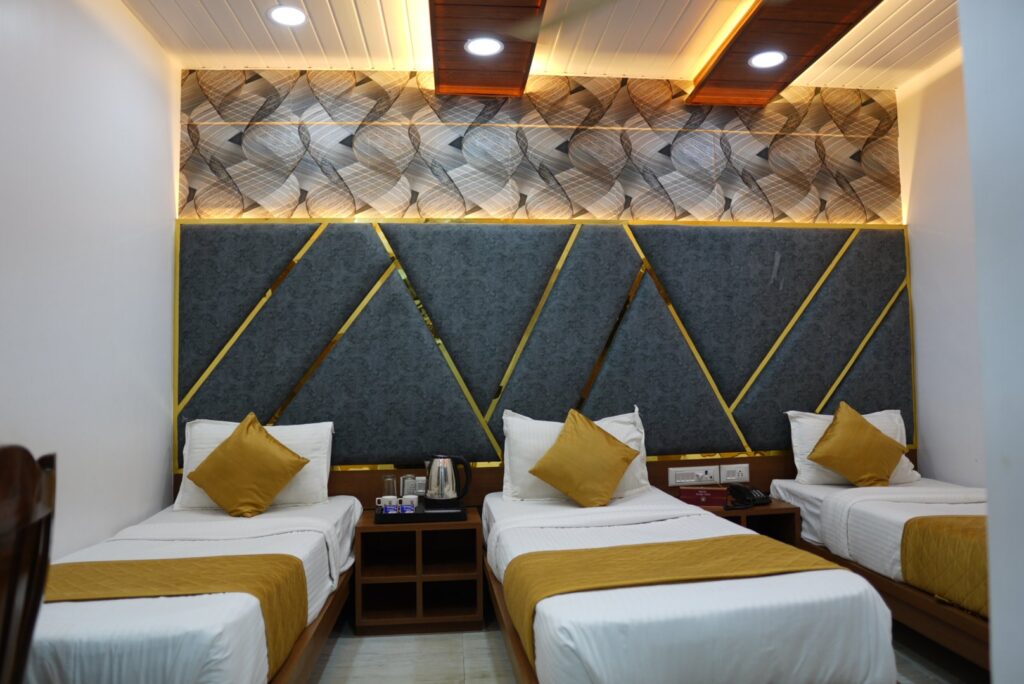 Triple Bed Room - Hotel Pearl View near Us consulate BKC Mumbai