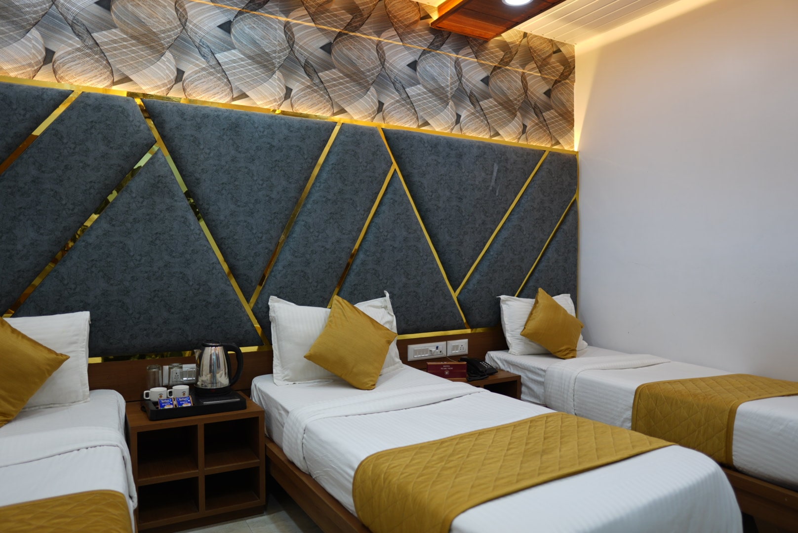 Triple Bed Room – Hotel Pearl View near Us consulate BKC Mumbai (3)