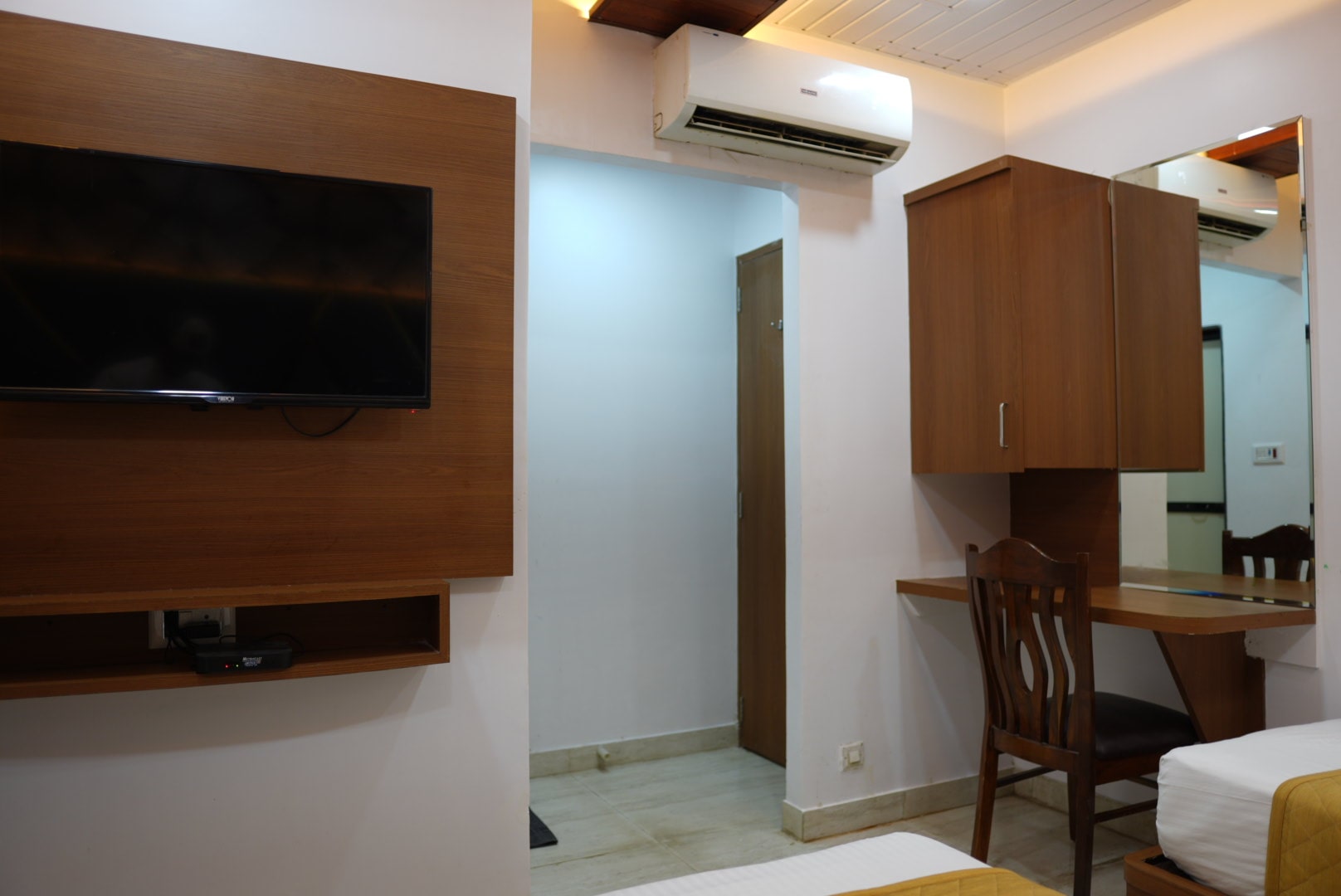 Triple Bed Room – Hotel Pearl View near Us consulate BKC Mumbai (4)