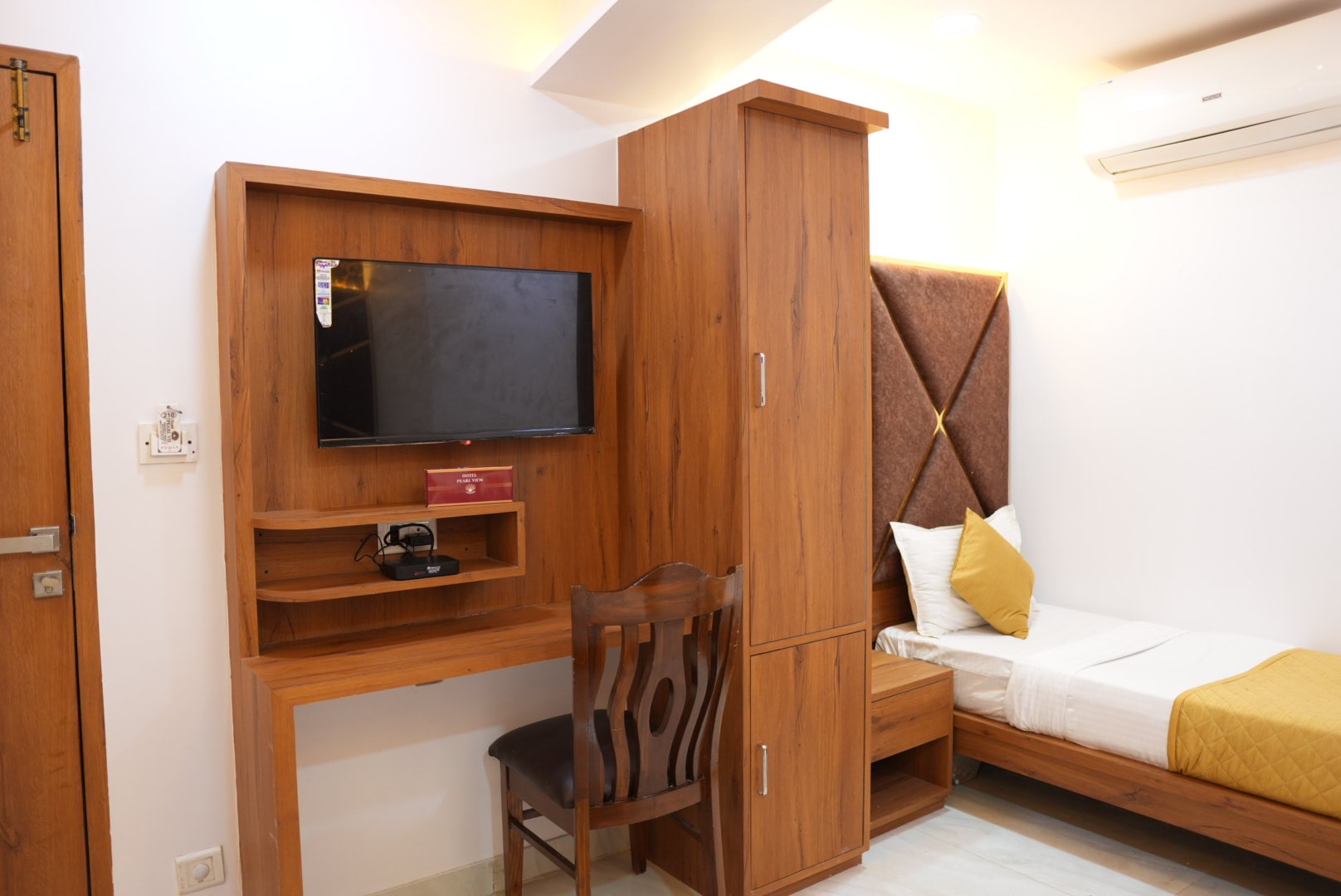 Triple Bed Room – Hotel Pearl View near Us consulate BKC Mumbai (5)