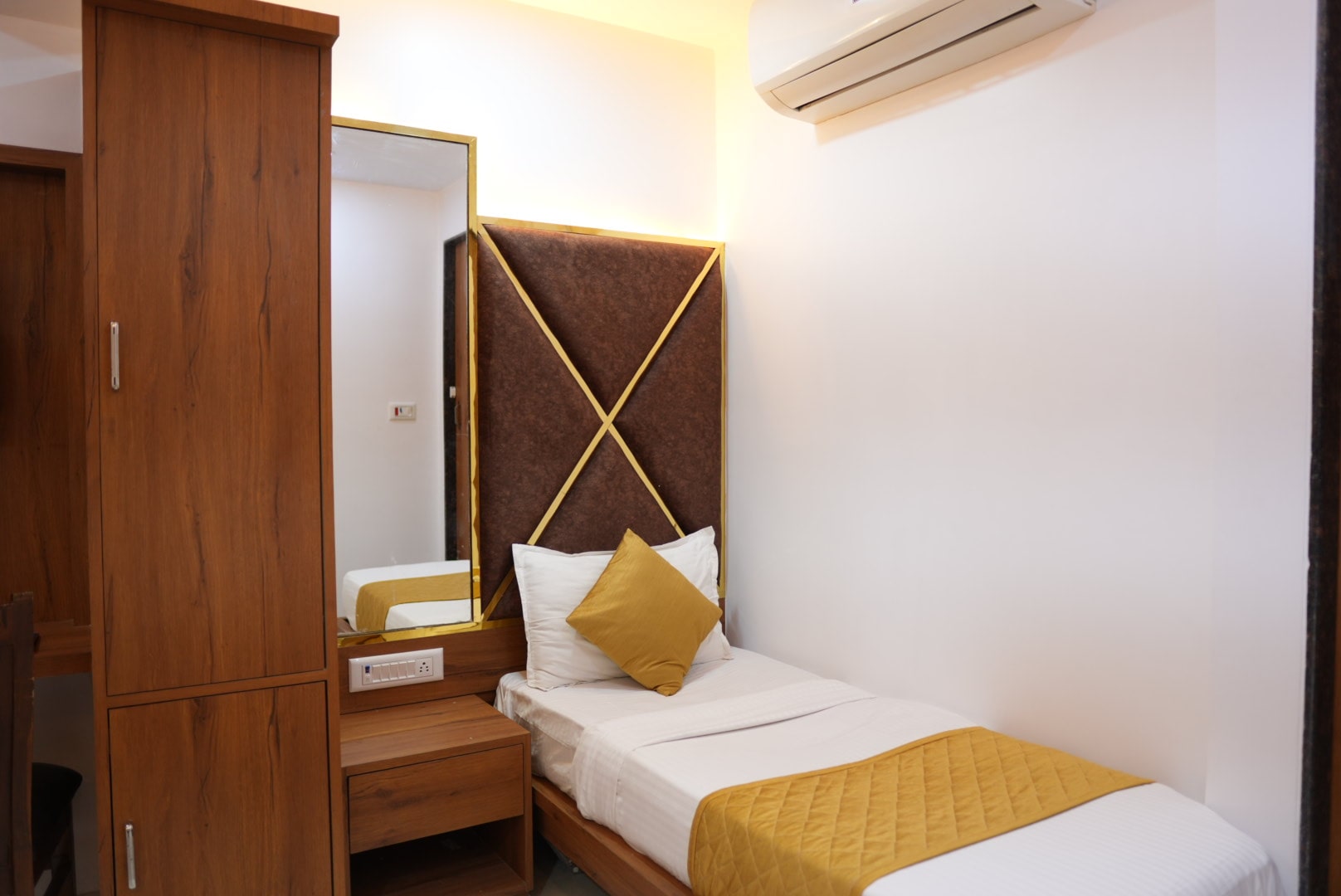 Triple Bed Room – Hotel Pearl View near Us consulate BKC Mumbai (7)