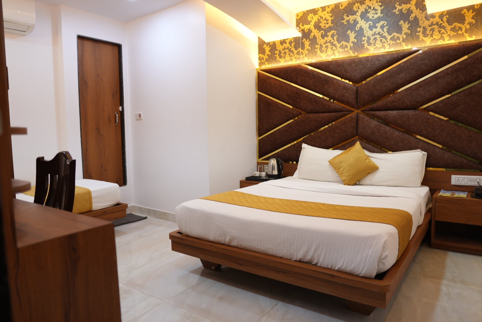 Triple Bed Room – Hotel Pearl View near Us consulate BKC Mumbai (8)